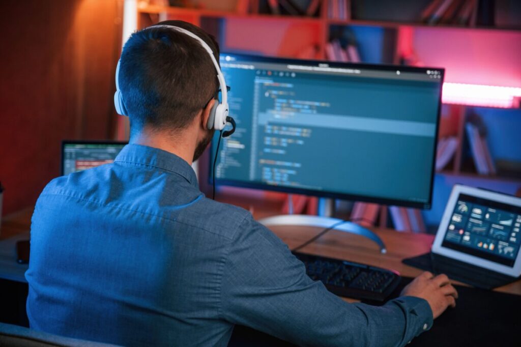 Programador trabalhando com I